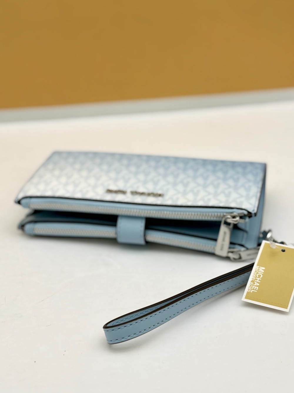 MICHAEL KORS OUTLET
Jet Set Large Ombré Signature Logo Wristlet Wallet - Picture 6 of 14